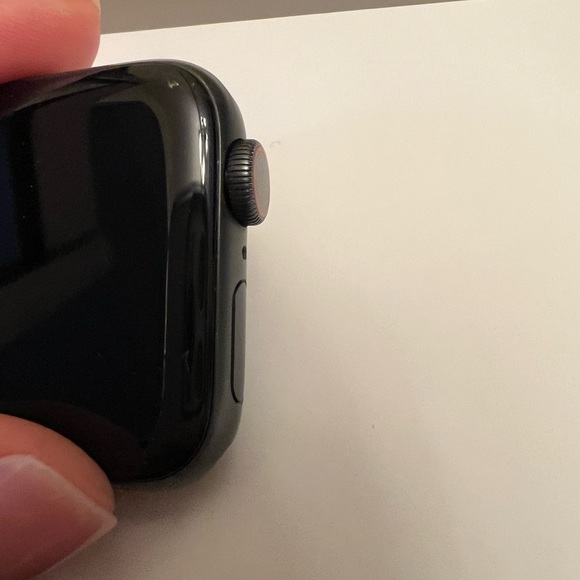 Apple Watch Series 5 40MM Space Gray Aluminum Case - Picture 6 of 9